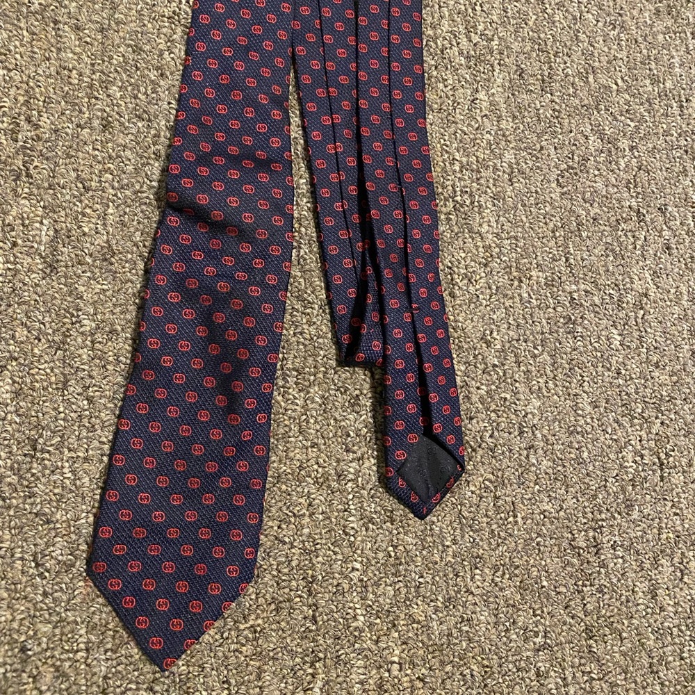Silk Gucci tie (Navy w/red Gucci logo)